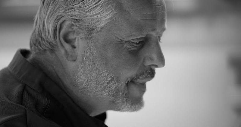 Une scène paisible montrant des amis partageant un moment de joie de vivre à la française dans un café extérieur ou un jardin, avec de la bonne nourriture et des boissons